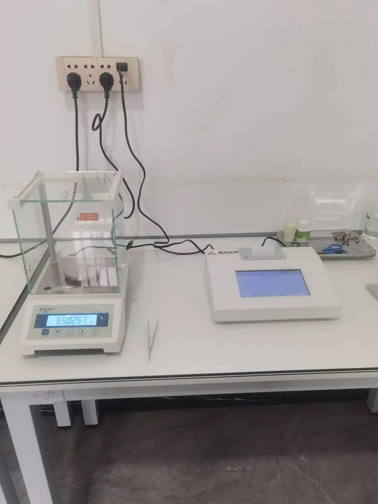 Hoe water toe te voegen aan de buitenste emmer van de calorimeter